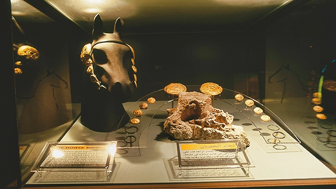 لجام الحصان الذهبي، عُثر عليه في موقع مليحة وهو موجود اليوم في "متحف الشارقة للآثار"